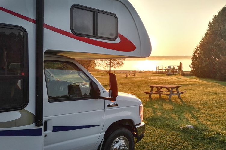 Ein CanaDream Midi-Wohnmobil MH-B am Ottawa River in Ontario