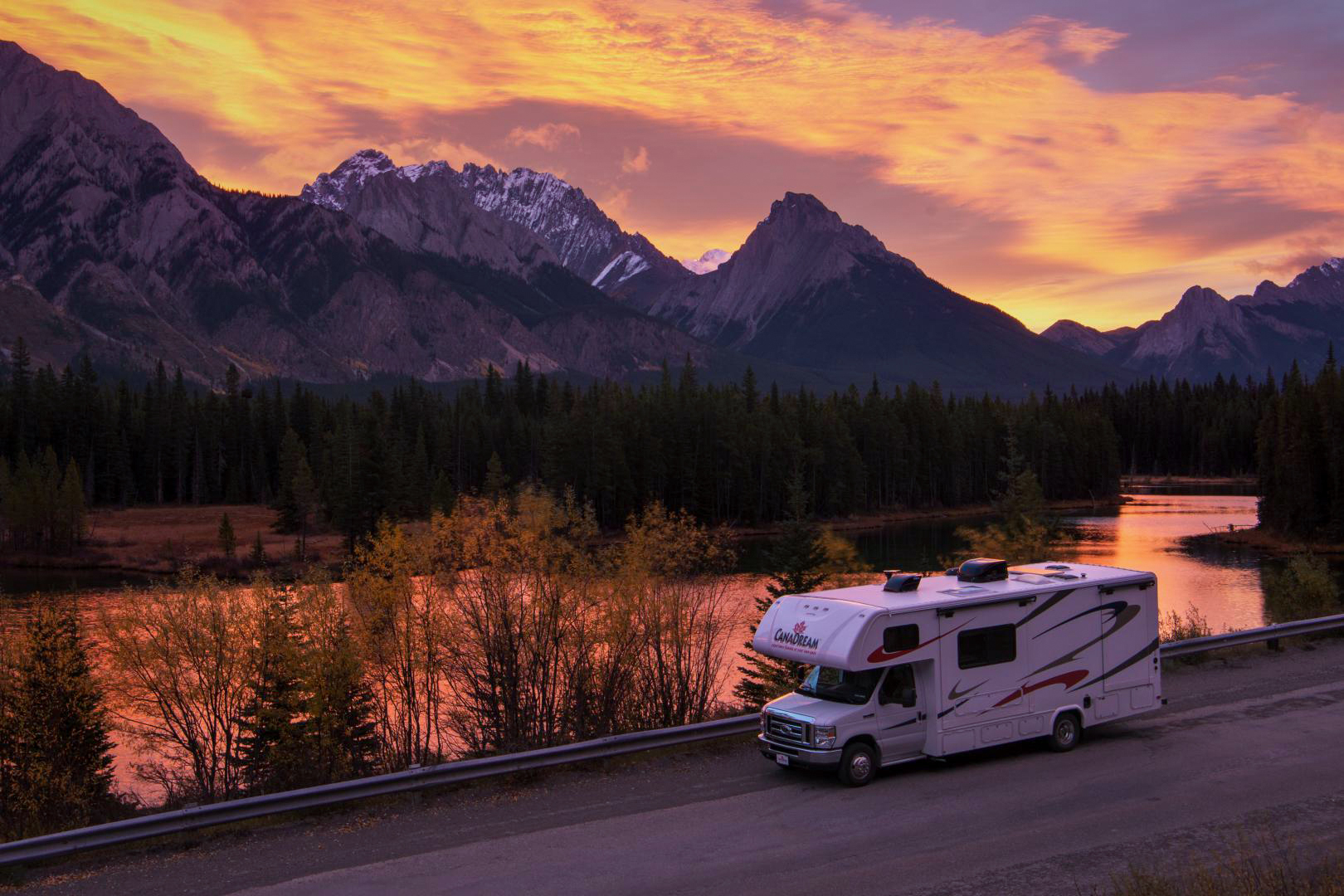 Das MHB Wohnmobil von CanaDream bei Sonnenuntergang im Kananaskis Country in Alberta