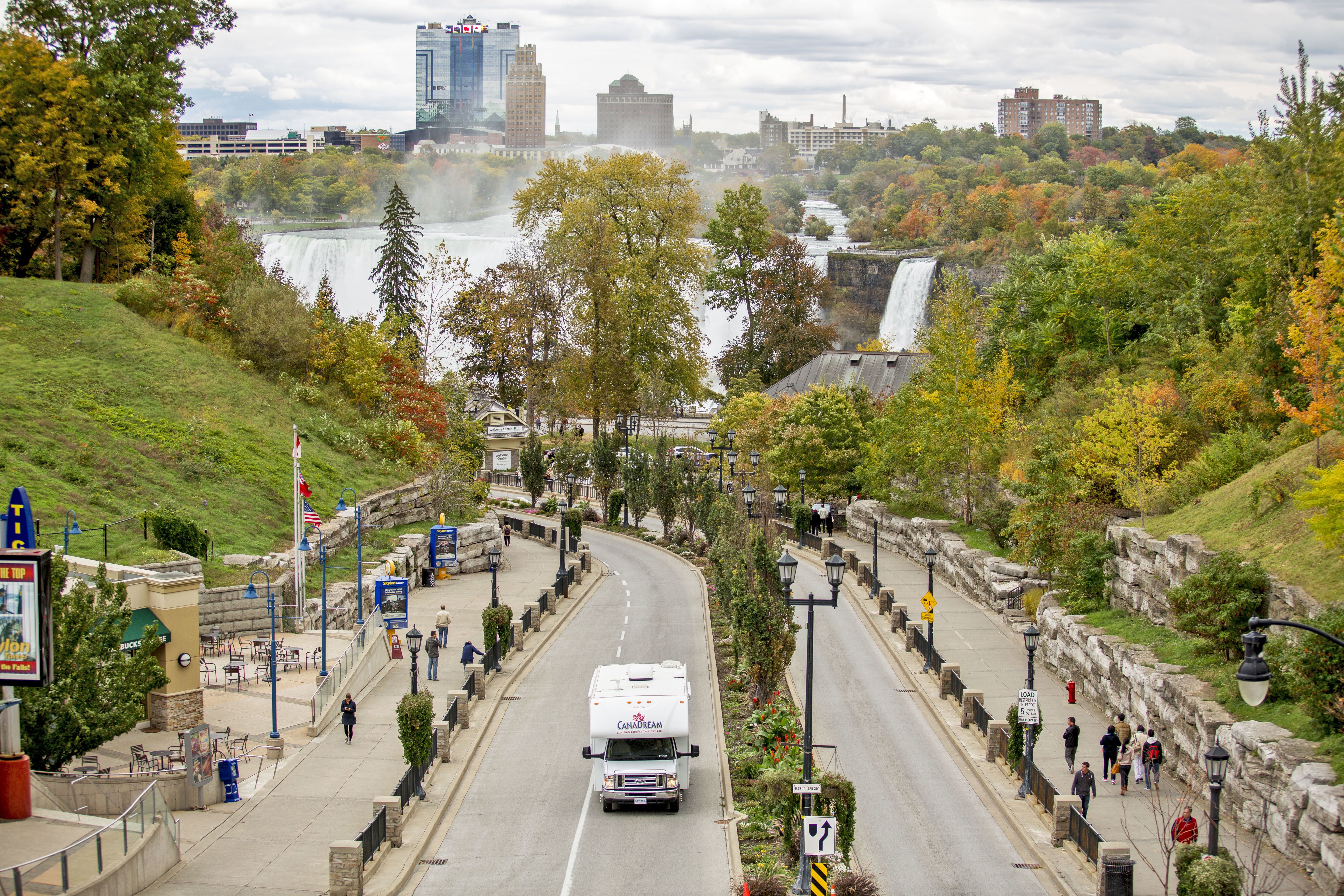 Canadream MHB bei den Niagara FÃ¤llen im Herbst, Ontario