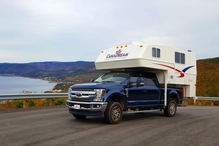 Der TCA Truck Camper von CanaDream im Cape Breton Nationalpark in Nova Scotia