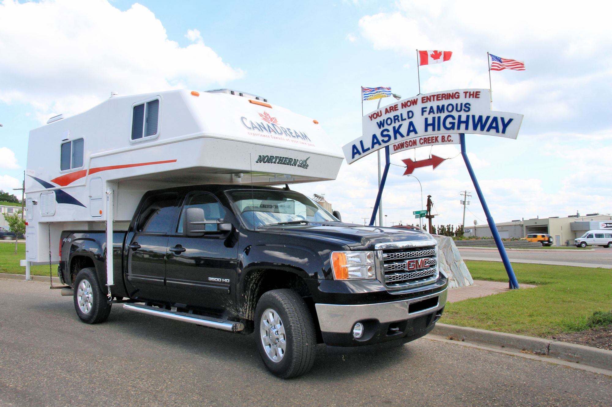 Seitenansich des CanaDream TCA Truck Camper in Dawson Creek, British Columbia