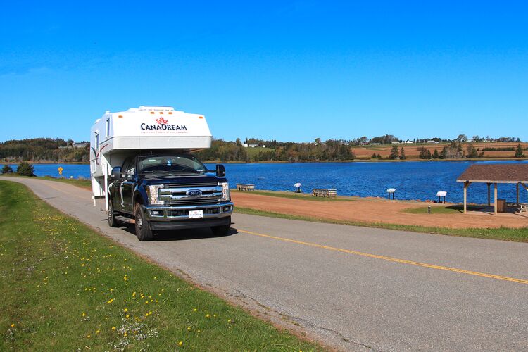 Der TCA Truck Camper von CanaDream in wunderschöner Landschaft auf Prince Edward Island