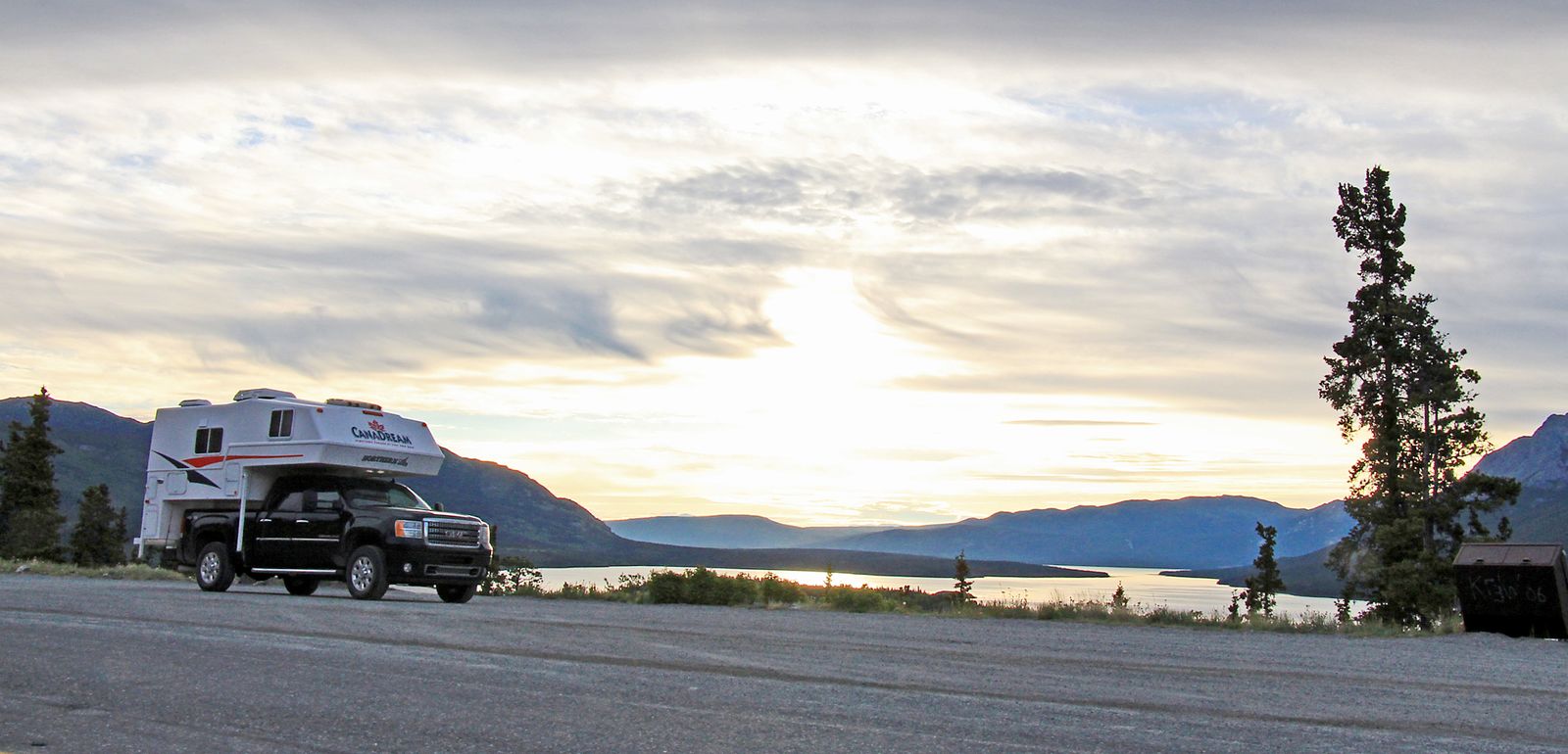 Ein CanaDream TCA Truck Camper auf dem Klondike Highway in Yukon, British Columbia