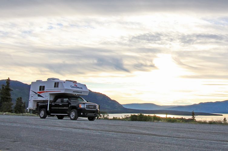 Ein CanaDream TCA Truck Camper auf dem Klondike Highway in Yukon, British Columbia
