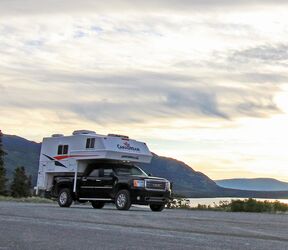 Ein CanaDream TCA Truck Camper auf dem Klondike Highway in Yukon, British Columbia