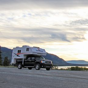 Ein CanaDream TCA Truck Camper auf dem Klondike Highway in Yukon, British Columbia