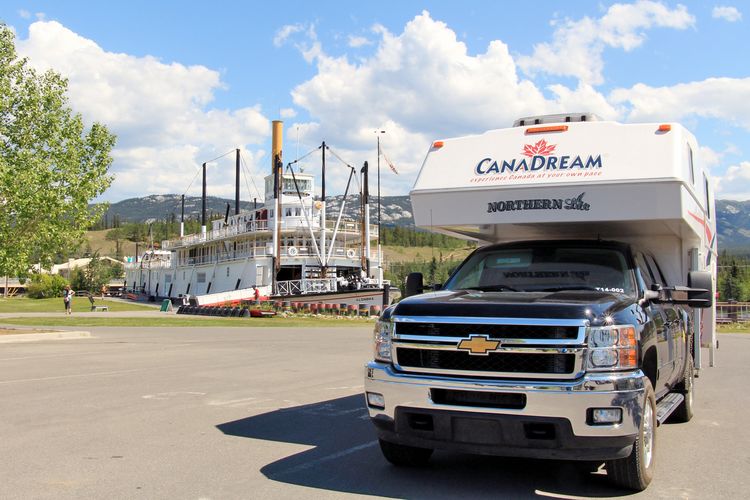 Ein CanaDream TCA Truck Camper in Whitehorse, Yukon
