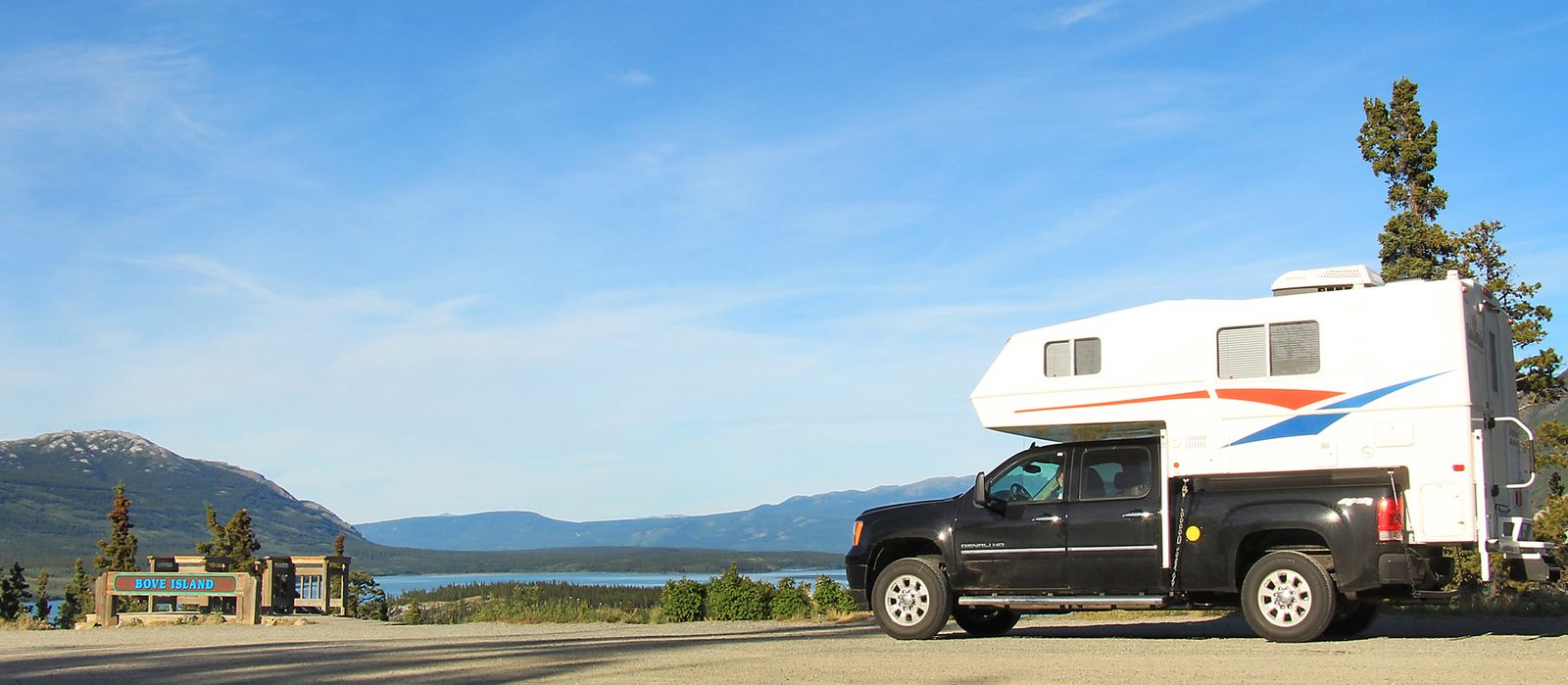 Ein CanaDream TCA Truck Camper auf Bove Island, Yukon