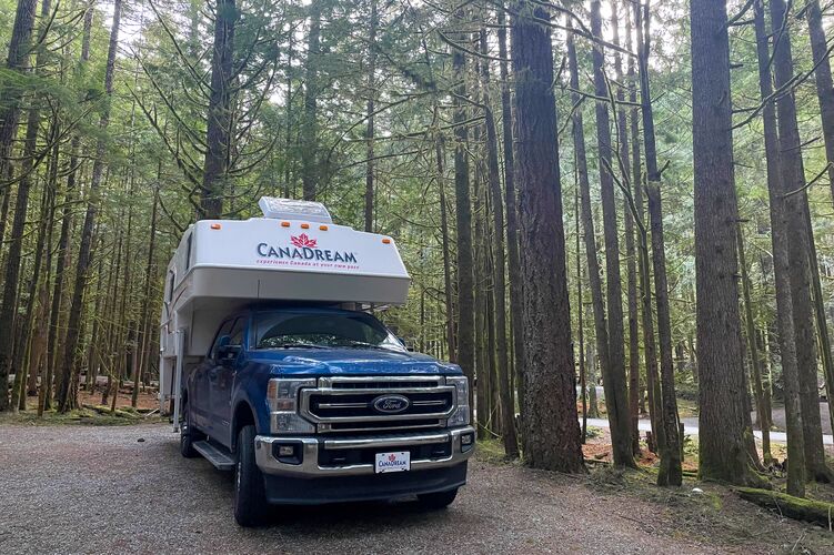 Der Truck Camper von CanaDream im Alice Lake Provincial Park