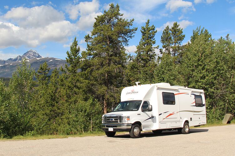 Der Super Van Camper von Canadream auf dem Icefields Parkway in Alberta