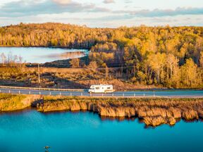 Mit einem Wohnmobil von Cruise Canada unterwegs auf den Straßen Ostkanadas