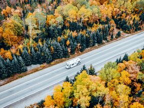 Luftaufnahme von einem Cruise Canada Wohnmobil in Ostkanada