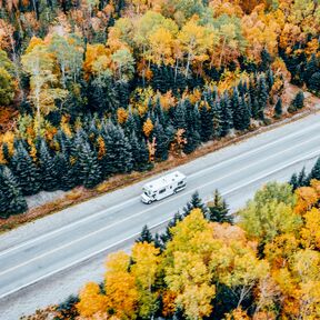 Luftaufnahme von einem Cruise Canada Wohnmobil in Ostkanada Luftaufnahme von einem Cruise Canada Wohnmobil in Ostkanada