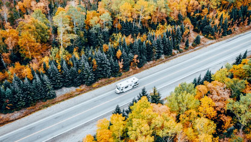 Luftaufnahme von einem Cruise Canada Wohnmobil in Ostkanada