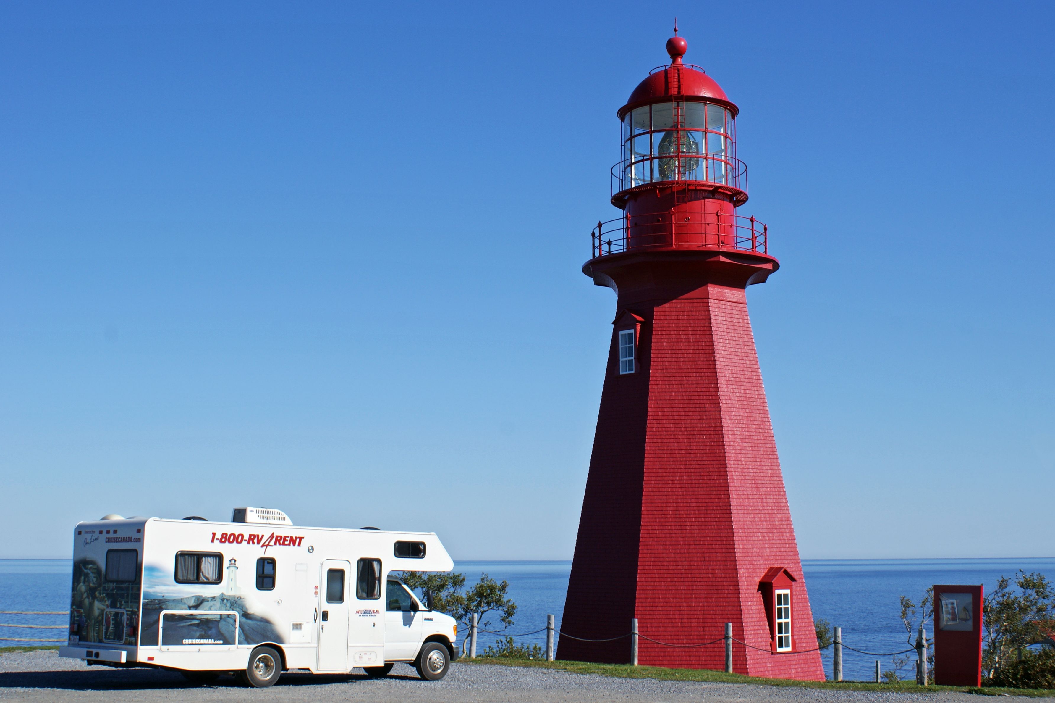 Roter Leuchtturm in der Gaspe Bay