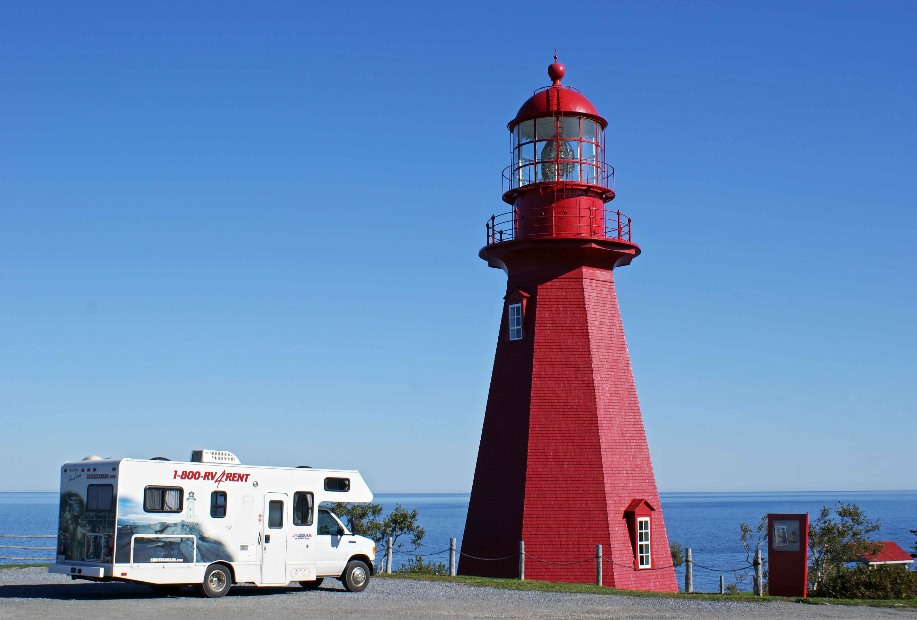 Roter Leuchtturm in der Gaspe Bay