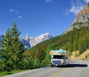 Ein Cruise Canada Wohnmobil unterwegs am Moraine Lake im Banff Nationalpark, Alberta