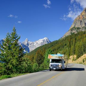 Ein Cruise Canada Wohnmobil unterwegs am Moraine Lake im Banff Nationalpark, Alberta