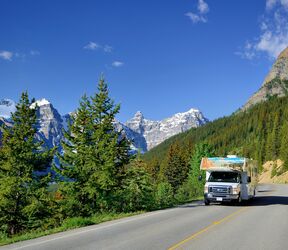 Ein Cruise Canada Wohnmobil unterwegs am Moraine Lake im Banff Nationalpark, Alberta