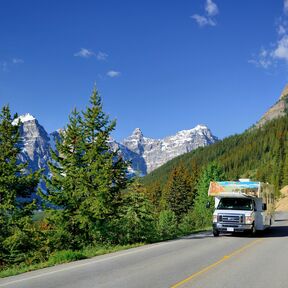 Ein Cruise Canada Wohnmobil unterwegs am Moraine Lake im Banff Nationalpark, Alberta