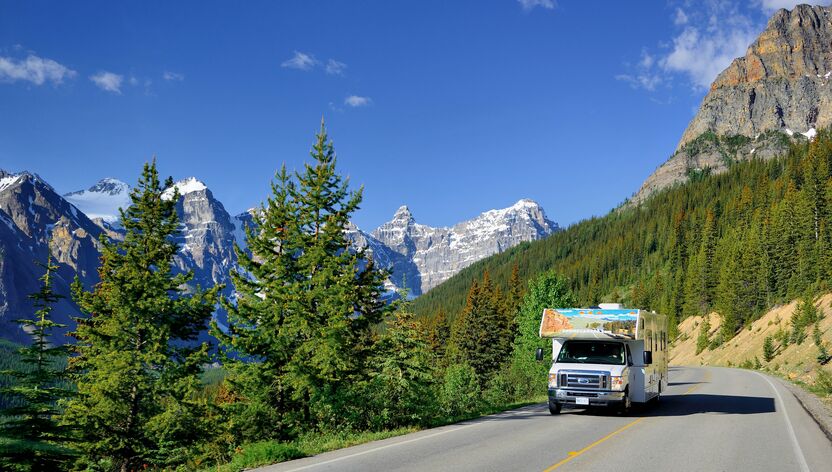 Ein Cruise Canada Wohnmobil unterwegs am Moraine Lake im Banff Nationalpark, Alberta Ein Cruise Canada Wohnmobil unterwegs am Moraine Lake im Banff Nationalpark, Alberta