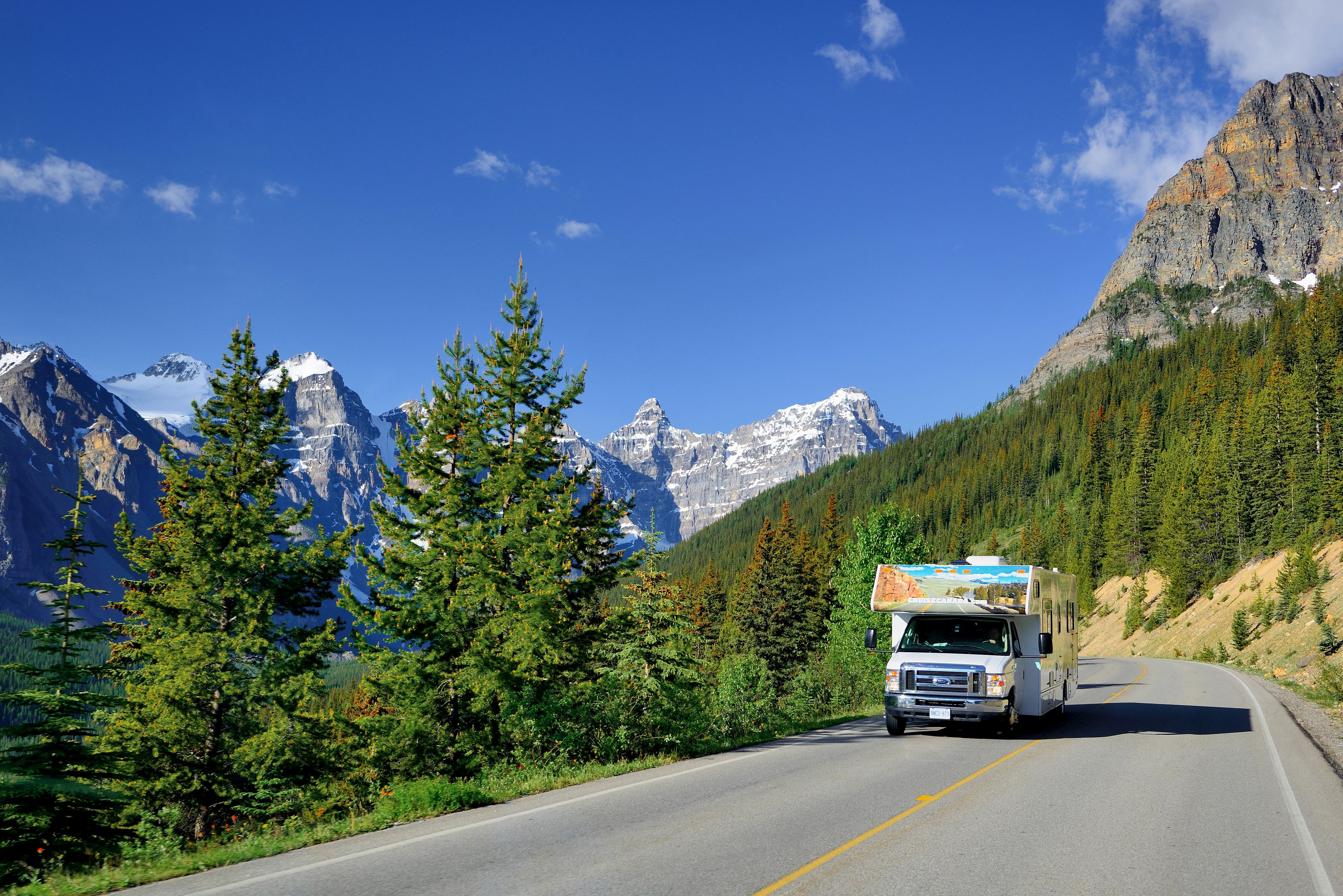 Ein Cruise Canada Wohnmobil unterwegs am Moraine Lake im Banff Nationalpark, Alberta