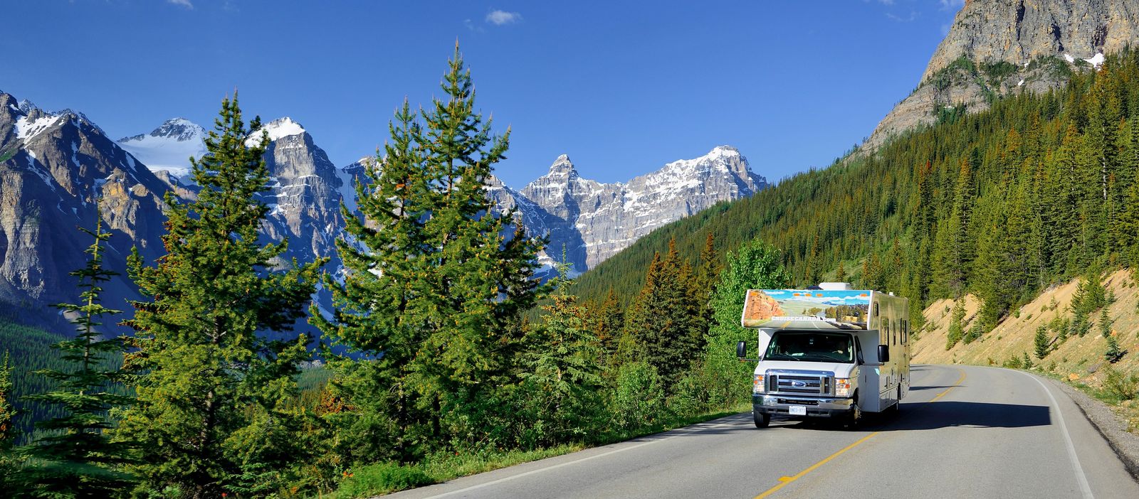 Ein Cruise Canada Wohnmobil unterwegs am Moraine Lake im Banff Nationalpark, Alberta