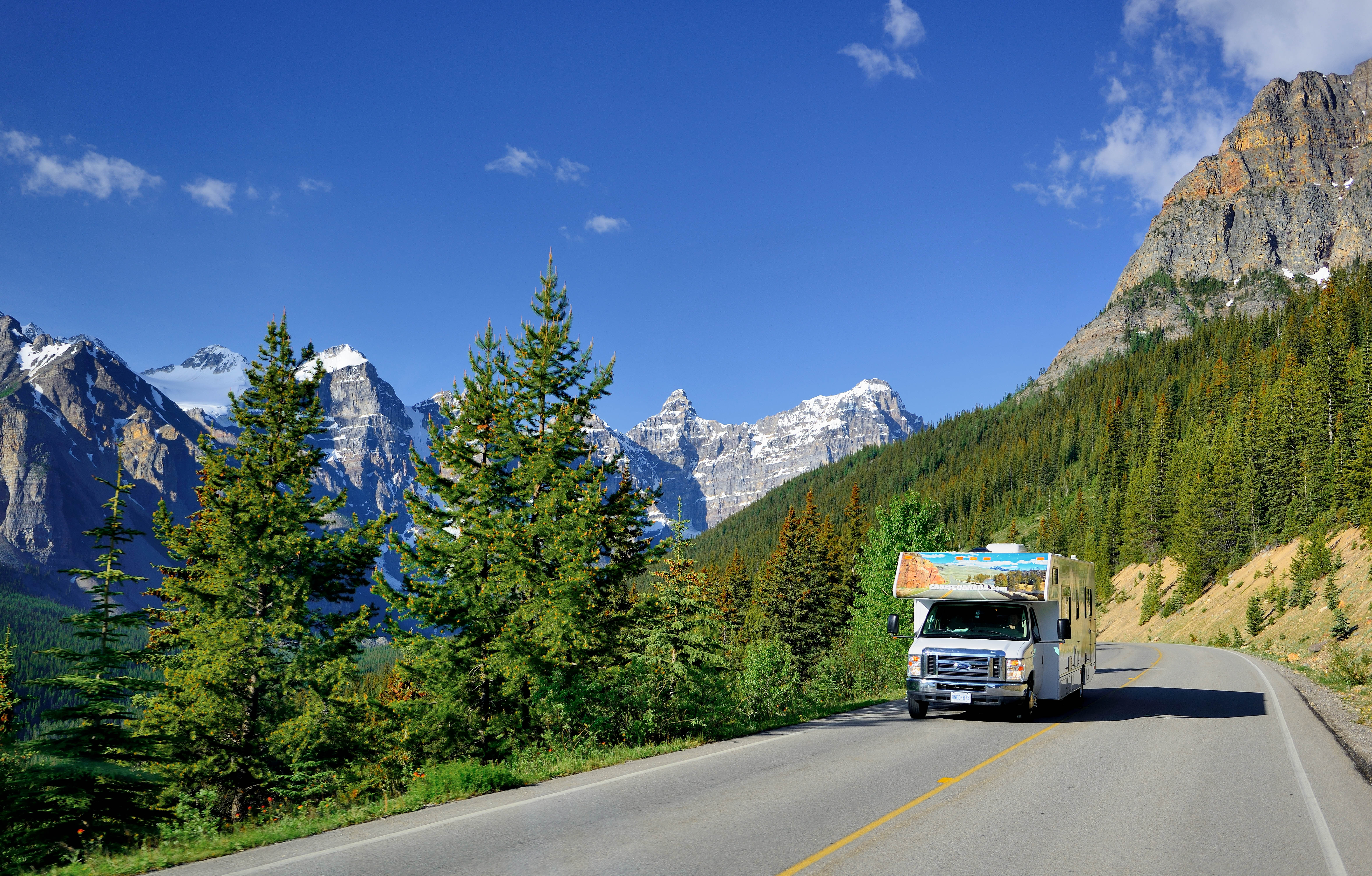 Ein Cruise Canada Wohnmobil unterwegs am Moraine Lake im Banff Nationalpark, Alberta