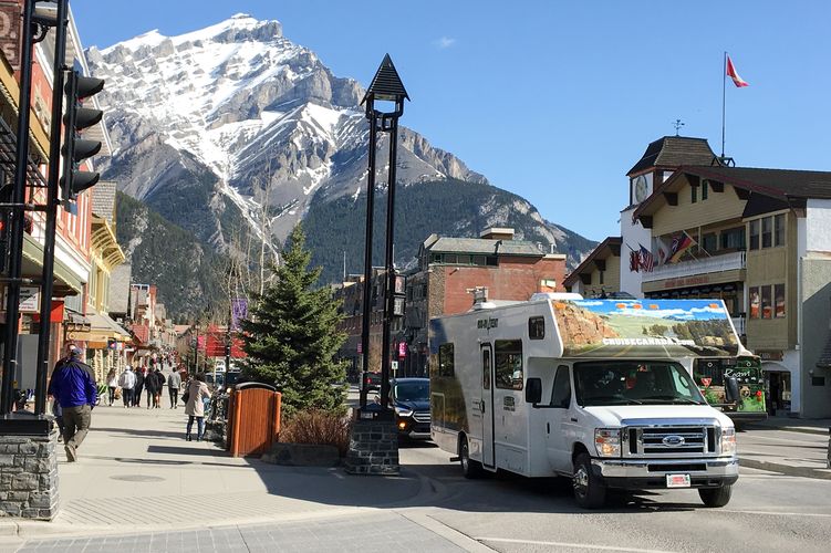 30' Camper von Cruise Canada in Banff