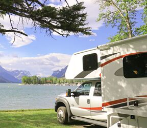 Den Ausblick aus dem Adventurer 4 von Four Seasons RV Rentals auf den Waterton Lake in SÃ¼d-Alberta genieÃŸen