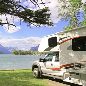 Den Ausblick aus dem Adventurer 4 von Four Seasons RV Rentals auf den Waterton Lake in SÃ¼d-Alberta genieÃŸen