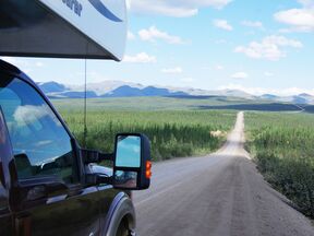 Fraserway Truck Camper auf dem Dempster Highway