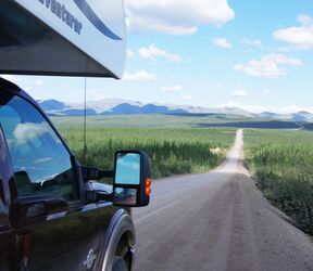Fraserway Truck Camper auf dem Dempster Highway