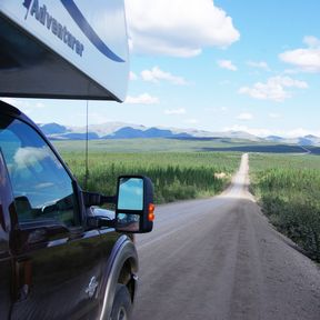 Fraserway Truck Camper auf dem Dempster Highway