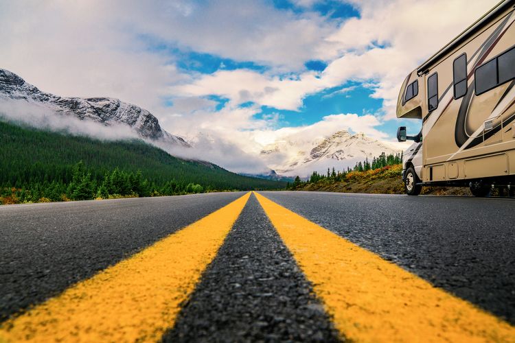 Wohnmobil auf dem Highway 1, Banff National Park