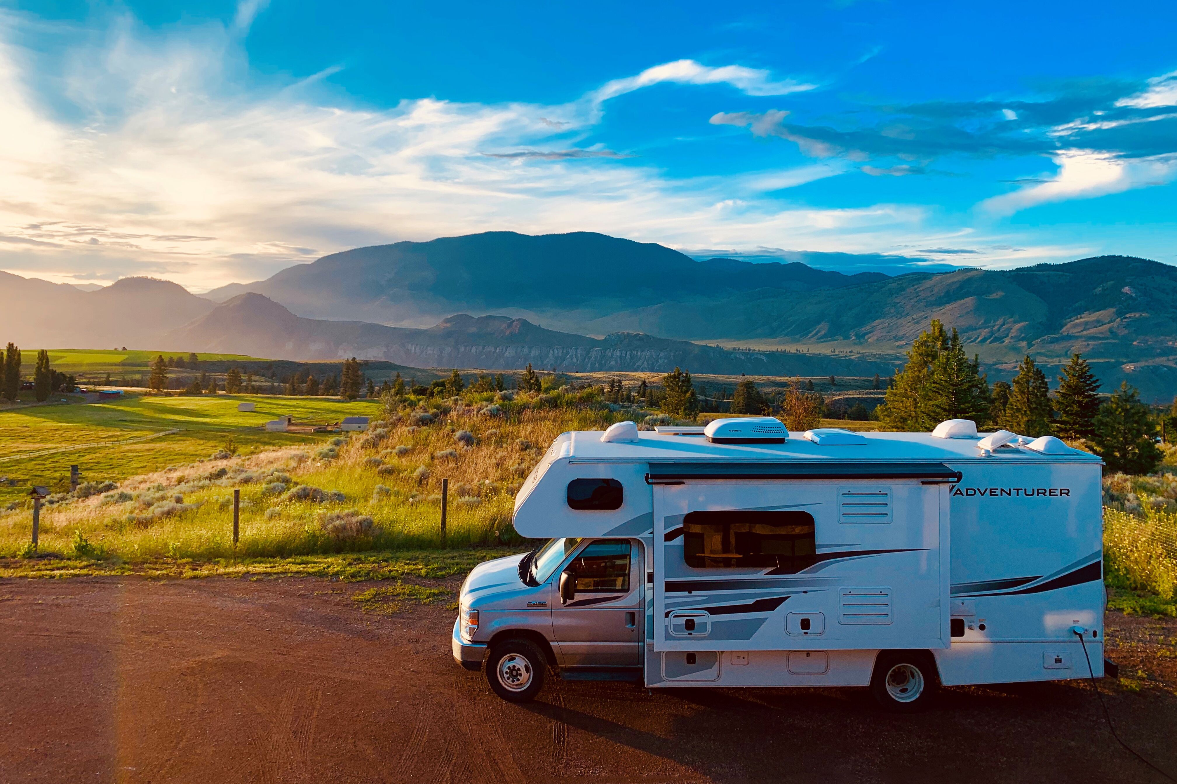 Außenansicht vom Motorhome-C-Large in schöner Landschaft