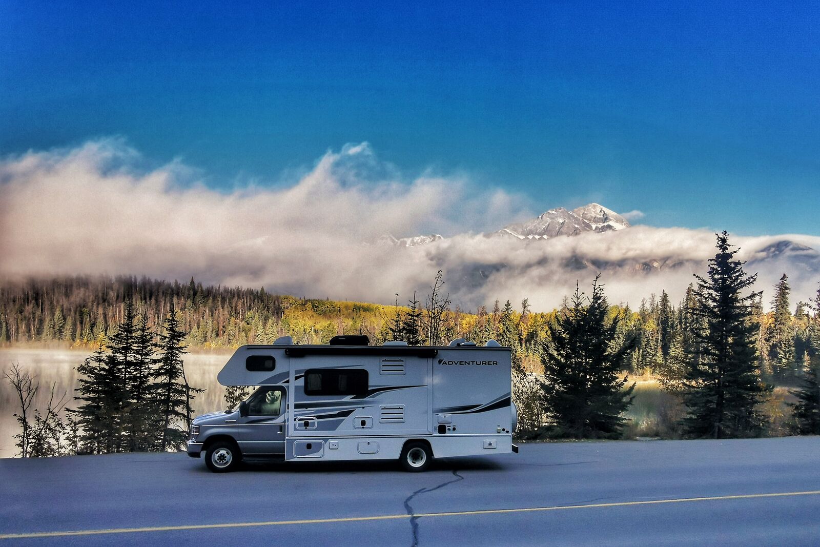 Wohnmobil Motorhome C-Large fährt entlang des Patricia Lake