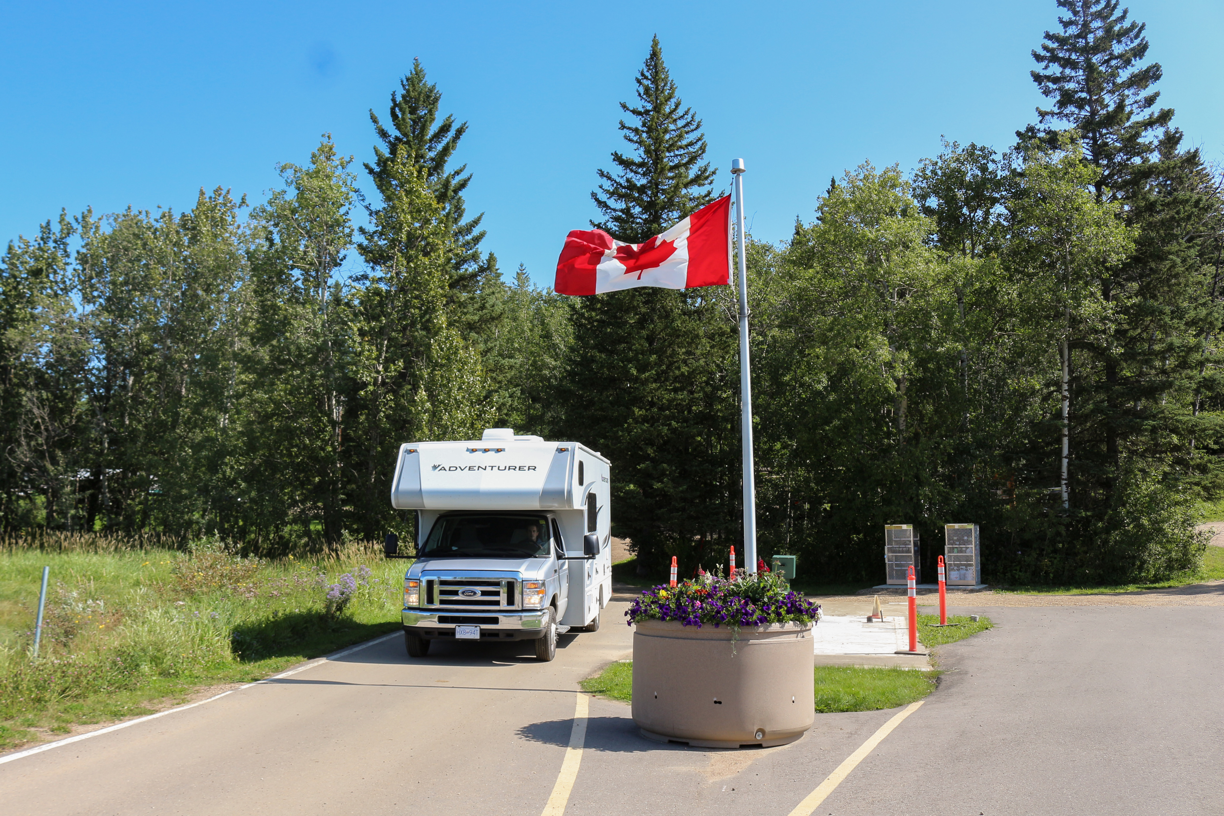 Der C22 von Fraserway auf dem Astotin Lake Campground im Elk Island Nationalpark in Alberta