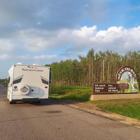 Das C22 von Fraserway am eingang des Elk Island Nationalpark in Alberta