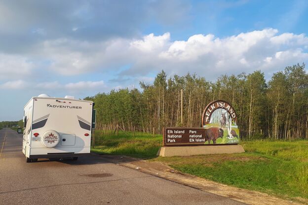 Das C22 von Fraserway am eingang des Elk Island Nationalpark in Alberta Das C22 von Fraserway am eingang des Elk Island Nationalpark in Alberta