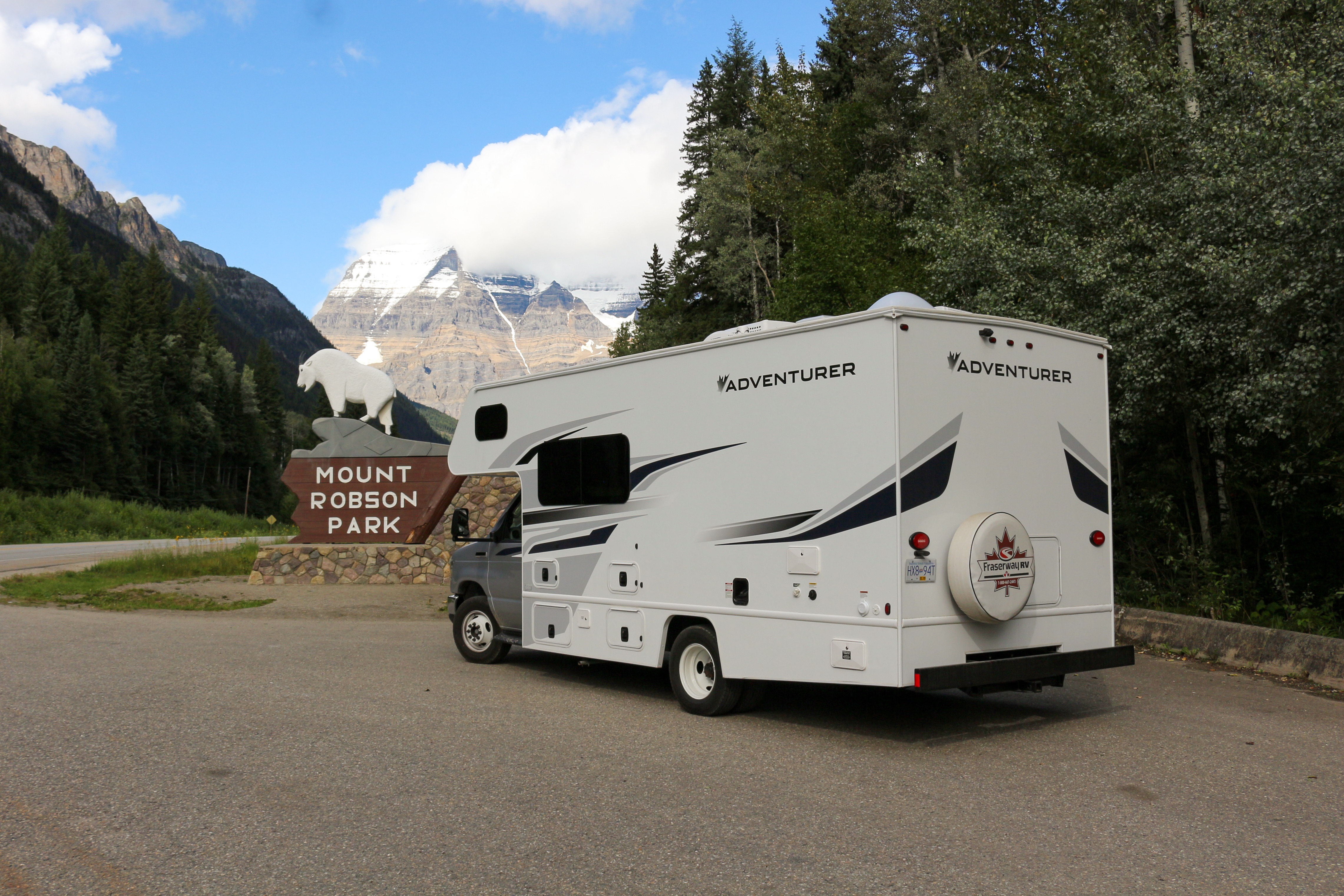 Das C22 Wohnmobil von Fraserway vor dem Mount Robson Provincial Park in British Columbia