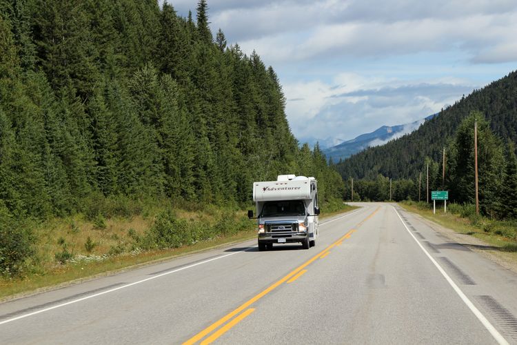 Das C22 Wohnmobil von Fraserway unterwegs auf dem Highway 5 in British Columbia