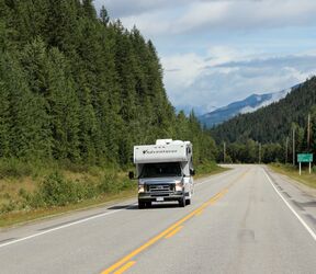 Das C22 Wohnmobil von Fraserway unterwegs auf dem Highway 5 in British Columbia