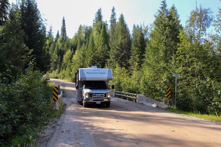 Ein C22 Wohnmobil von Fraserway ist unterwegs im Wells Gray Provincial Park in British Columbia
