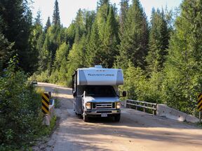 Ein C22 Wohnmobil von Fraserway ist unterwegs im Wells Gray Provincial Park in British Columbia