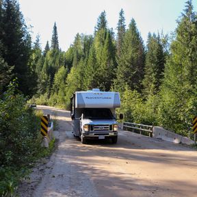 Ein C22 Wohnmobil von Fraserway ist unterwegs im Wells Gray Provincial Park in British Columbia