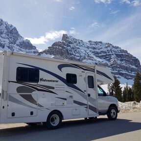 Motorhome C-Medium fährt durch winterliche Landschaft