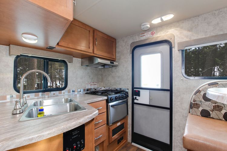 Der Blick auf die Küche des Truck Camper Bunk von Fraser