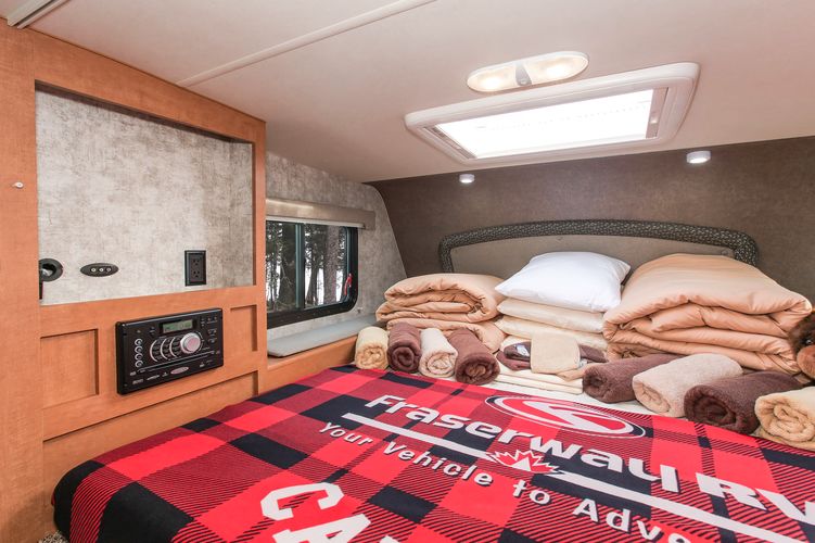 Das Bett des Truck Camper Slideout von Fraserway RV