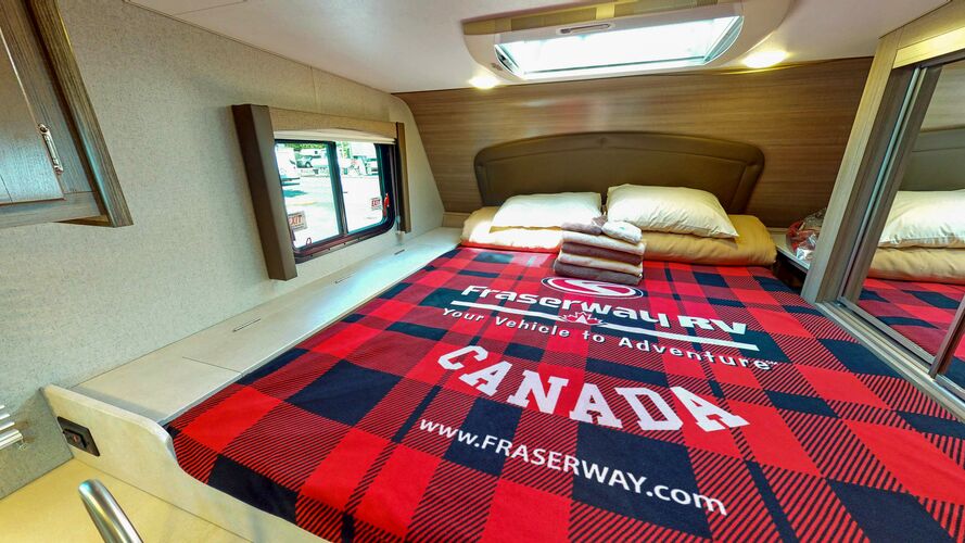 Großes Bett im Truck Camper von Fraserway